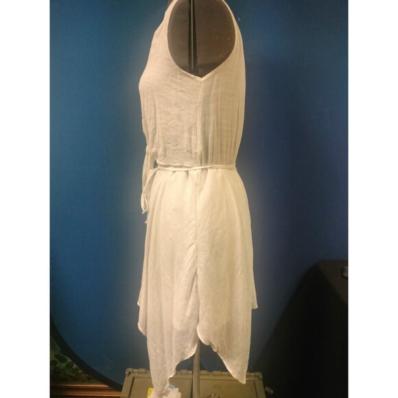 White Sleeveless V-Neck Button-Front Dress With Tie Waist & Asymmetrical Hem - Picture 4 of 12